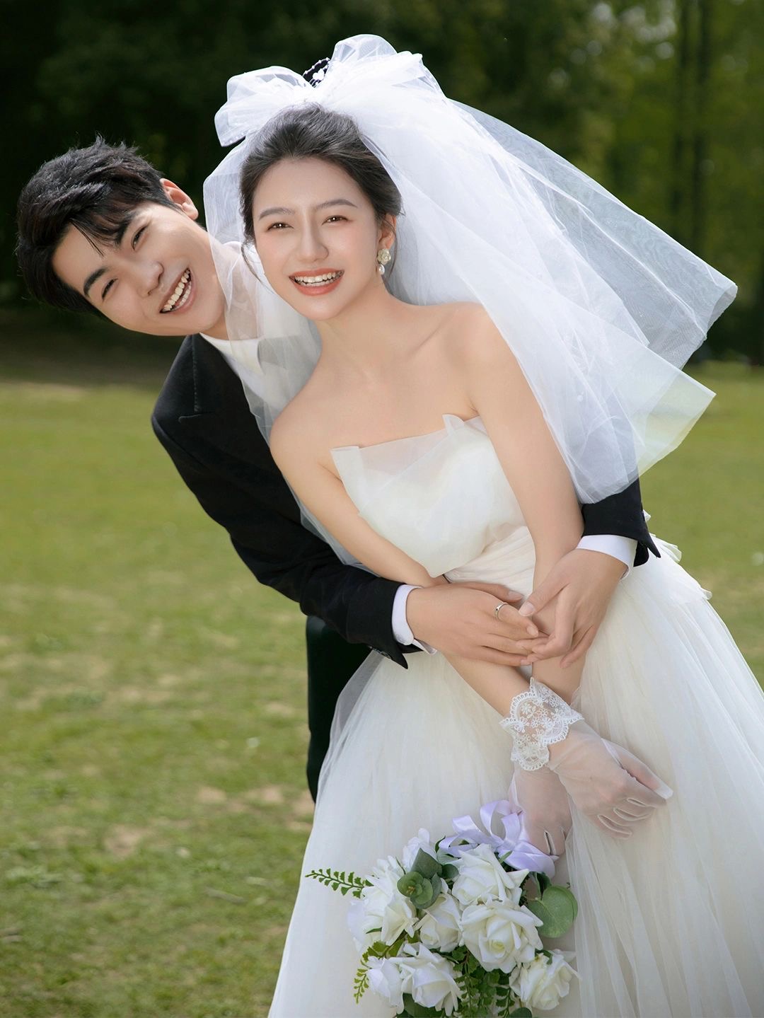草坪蓝天白云森系婚纱照,森系可爱活泼草坪婚纱照
