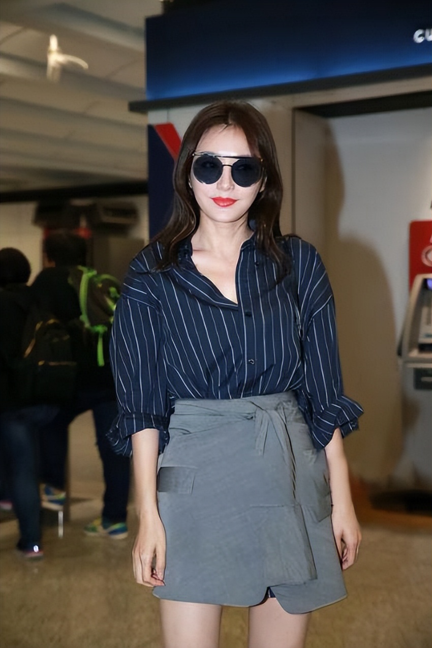 理智派秦岚黑西装配红吊带,秦岚王阳闪耀的渐变西装