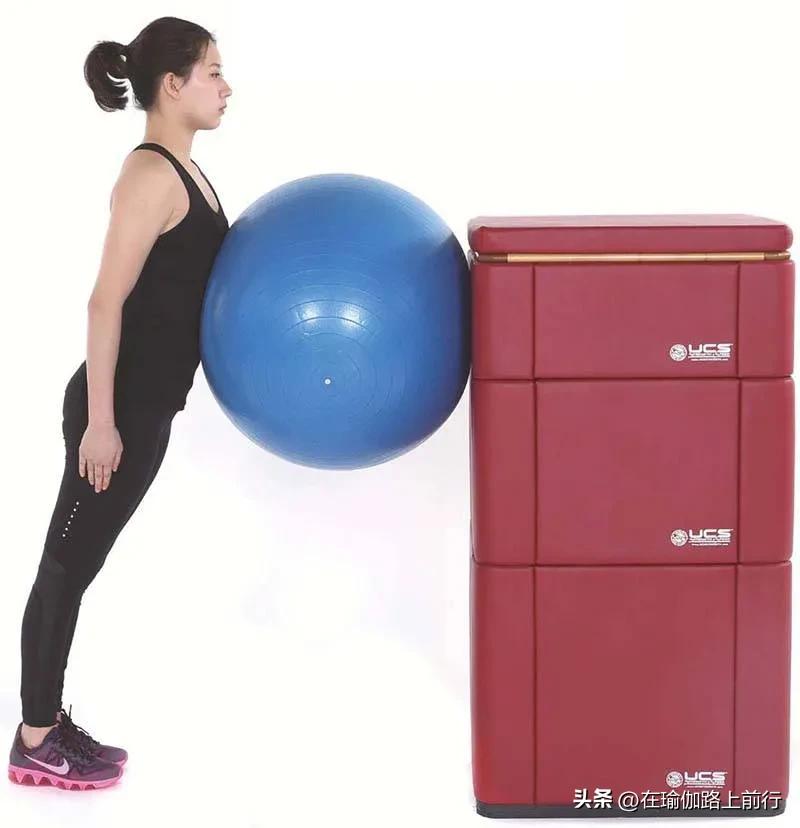 锻炼臀腿瑜伽体式播放,瑜伽球如何练臀腿