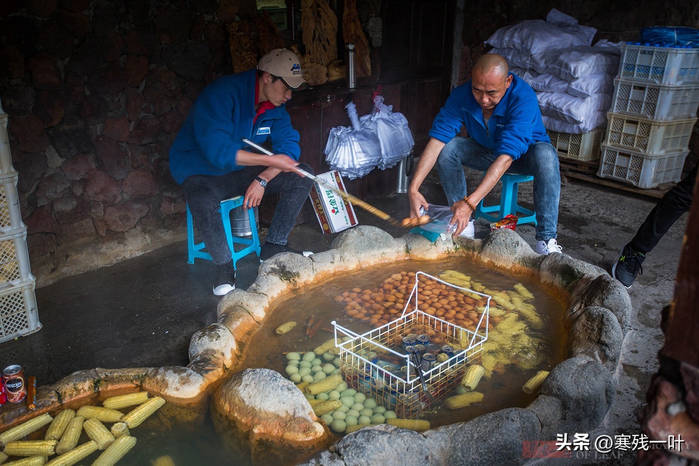 长白山网红小吃温泉鸡蛋，10元3个游客抢着买，一天卖出5000个