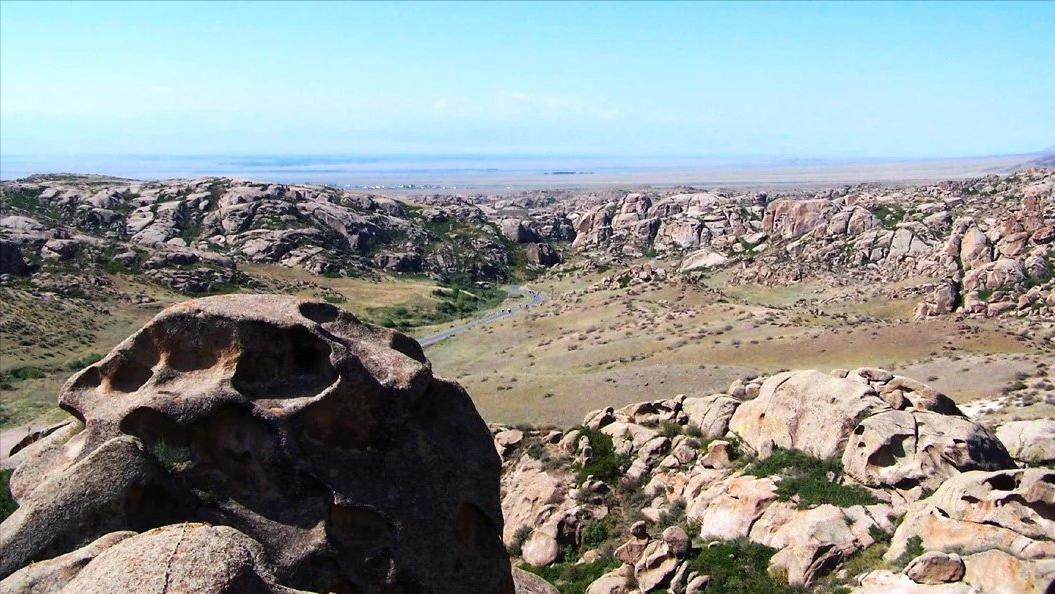 准噶尔盆地石英滩隆起的正反演结构，和遗传机制间的联系