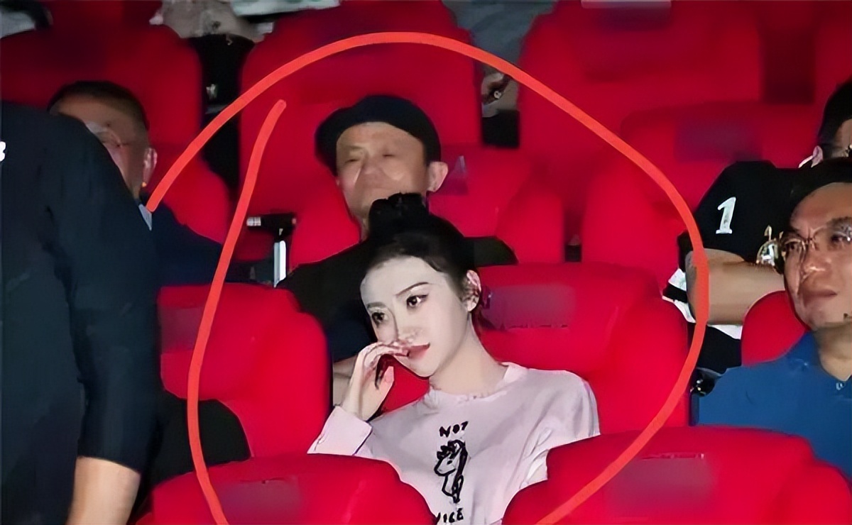 背景成谜景甜：坐拥3.5亿豪宅，拒绝张继科被金主强捧十年不红