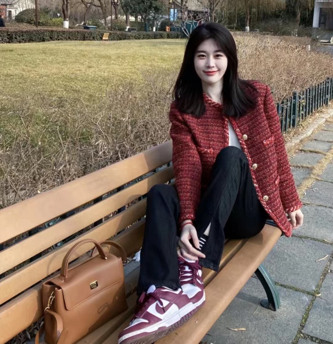 法式蝴蝶结上衣红色,红色搭配深杏色好看吗