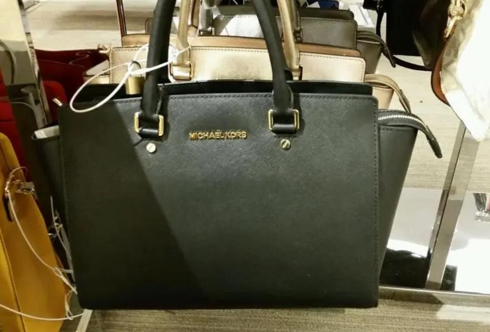 男子网约女子被要求买手机,男子约网聊女子见面就买包