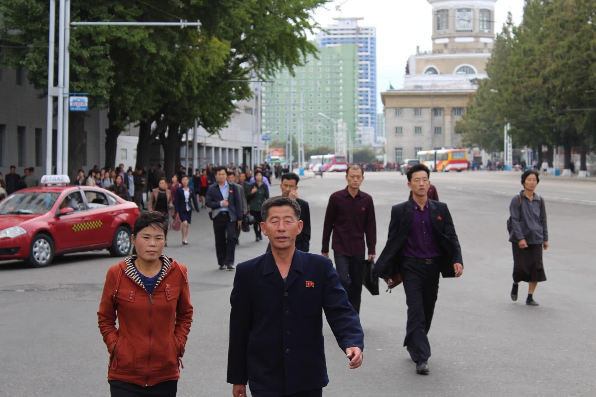 朝鲜穿裙子女孩子,朝鲜女的穿裙子