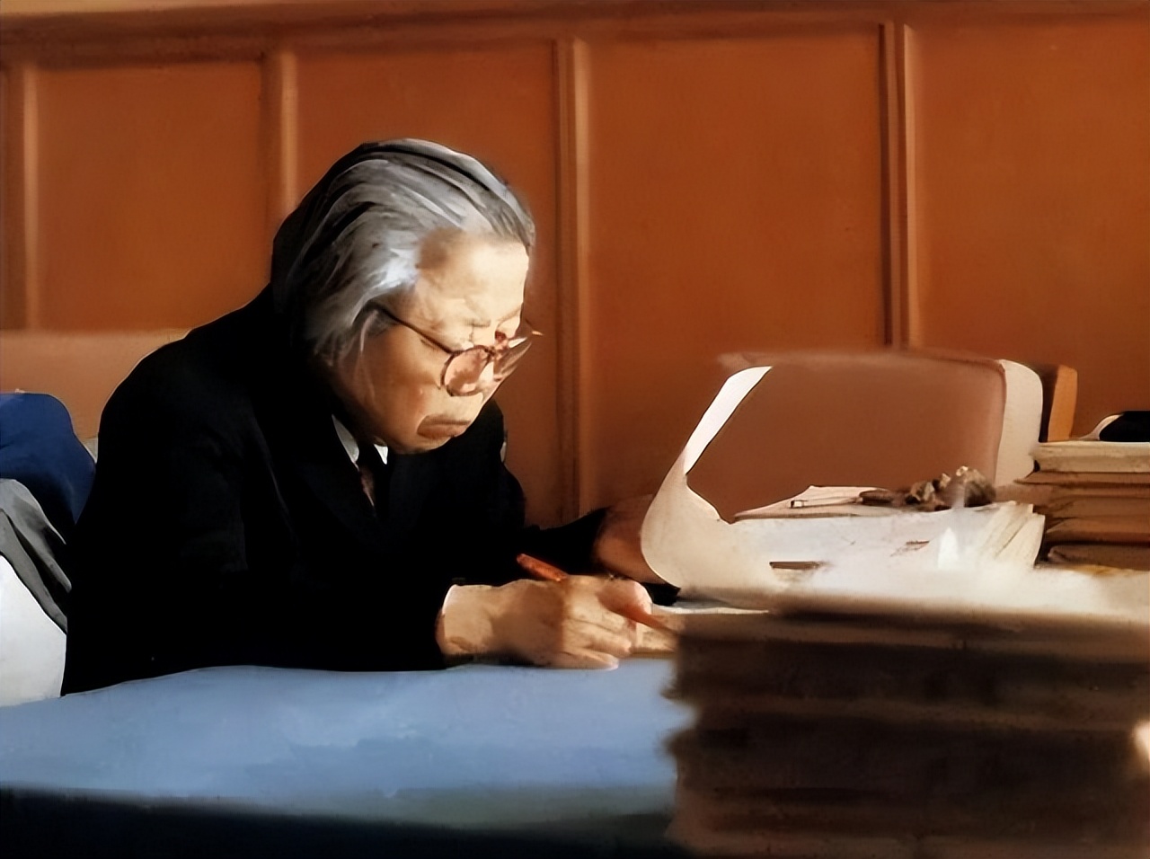 周总理去世前不断望向门口，护士疑问，后来才知他在等妻子*颖超邓**