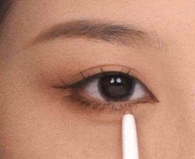 3ceovertake内双肿眼泡眼妆教程,自我美妆肿眼泡内双眼妆画法