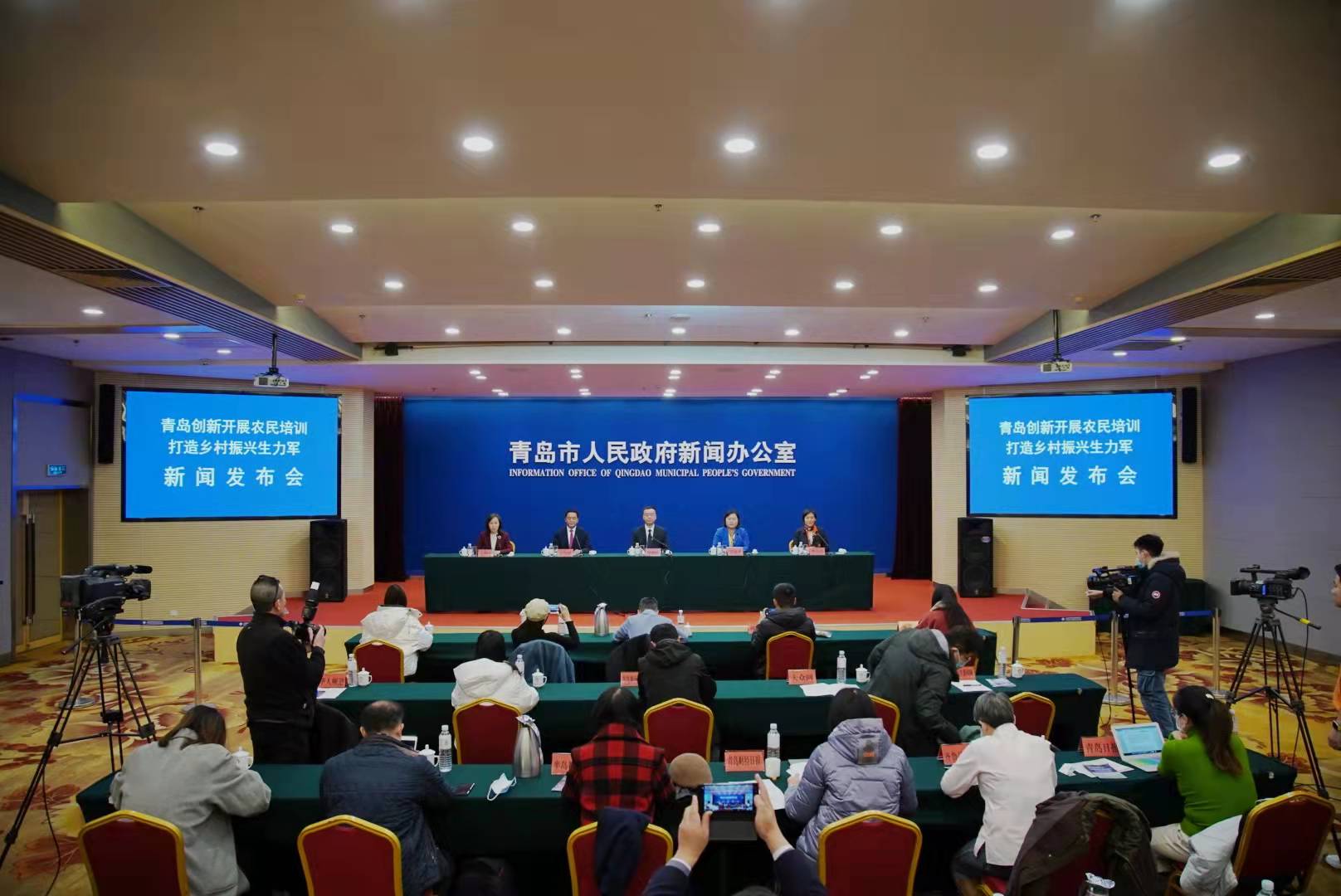 农业专家为农民讲授农业技术,农技人员到田间地头指导技术