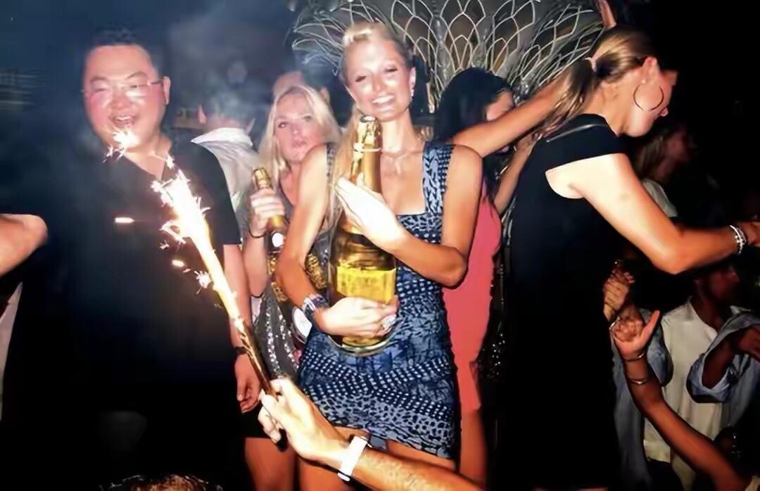 花几十亿骗世界名模,花300亿的华裔富豪