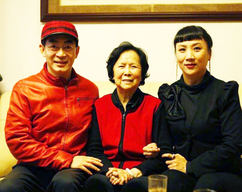 六小龄童和妻子一起出演西游记,六小龄童拍西游记和谁谈恋爱