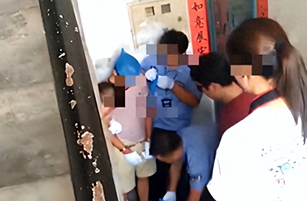 江苏51岁大姐醉酒被人扛走,51岁大姐醉酒被人扛走