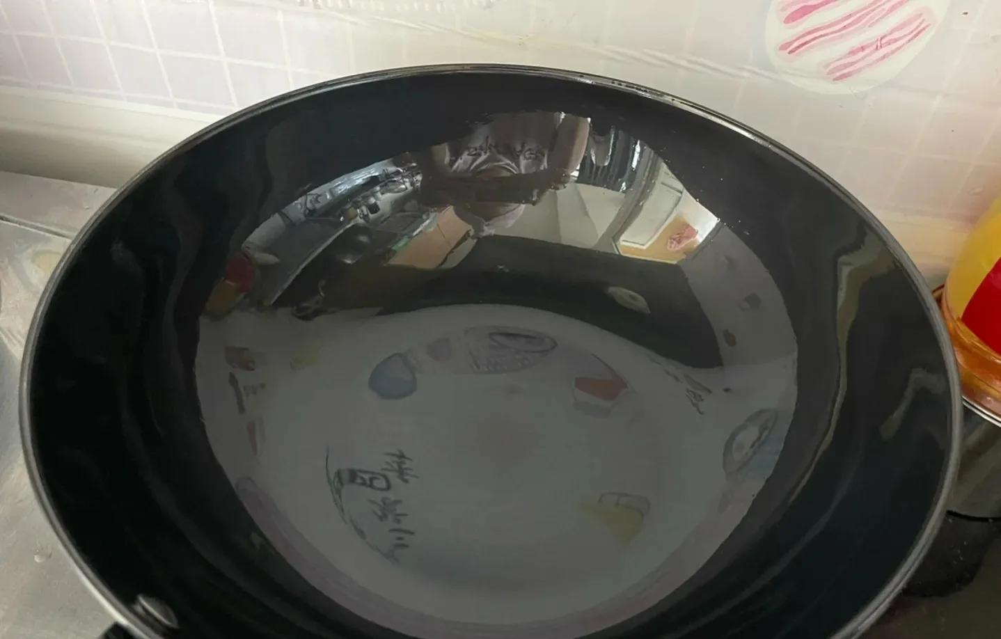 新买的铁锅咋开锅不生锈,新买的铁锅切记别直接开锅