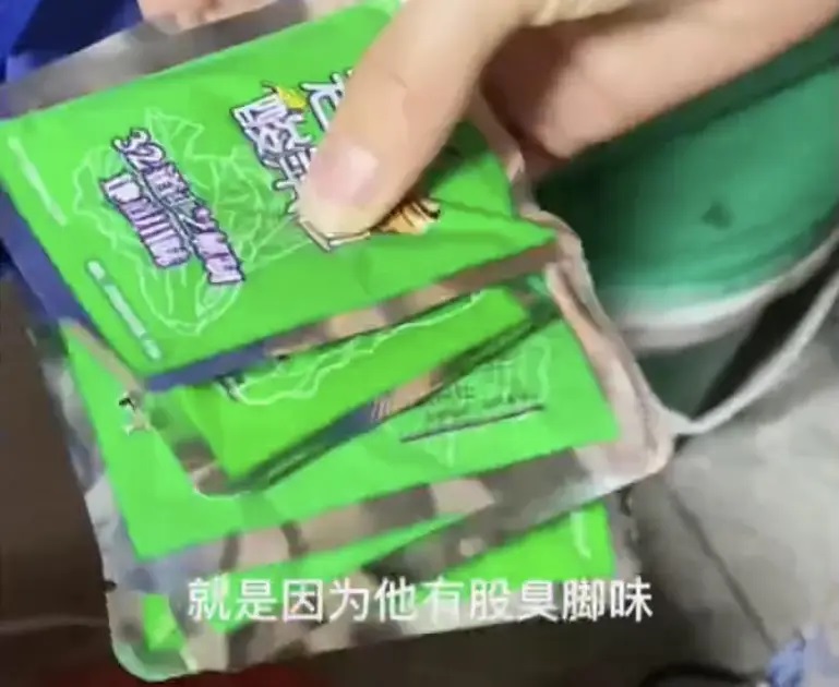 老坛酸菜脚臭面,老坛酸菜牛肉面酸菜发臭