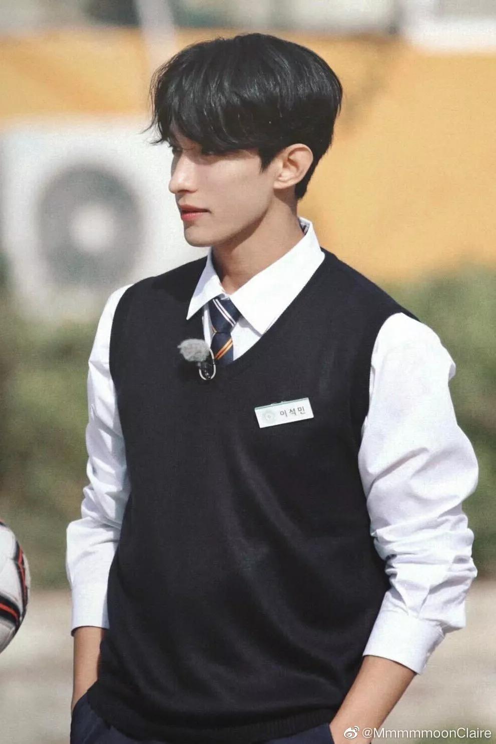 粉丝花2万参加签售，爱豆却在偷偷玩手机？网友:怒了