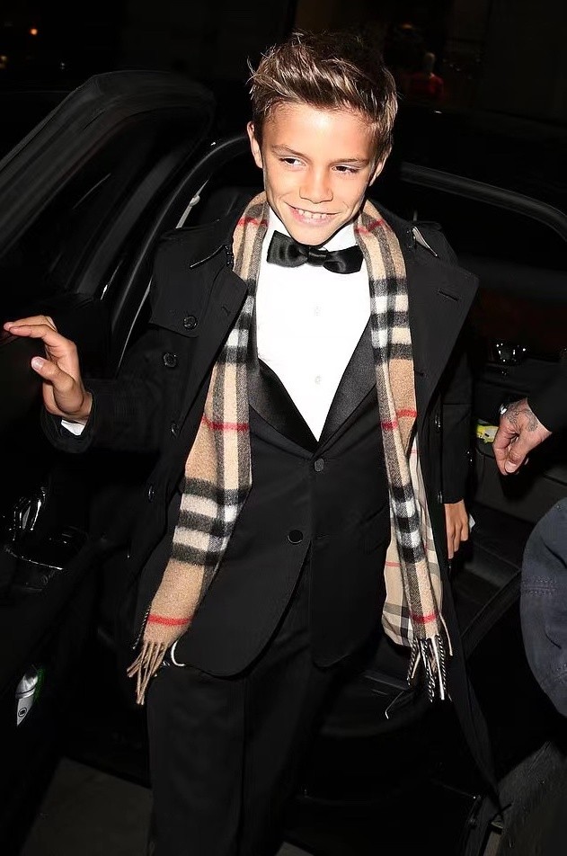 小贝19岁二儿子的模特广告曝光！穿蕾丝衬衫秀肌肉，八字胡贼滑稽