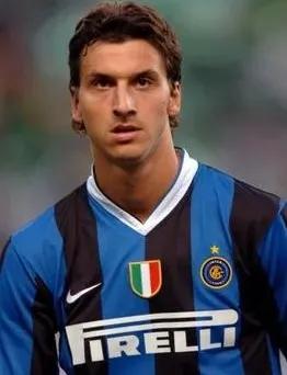 足坛十大神锋之伊布,足球大奉先伊布退役