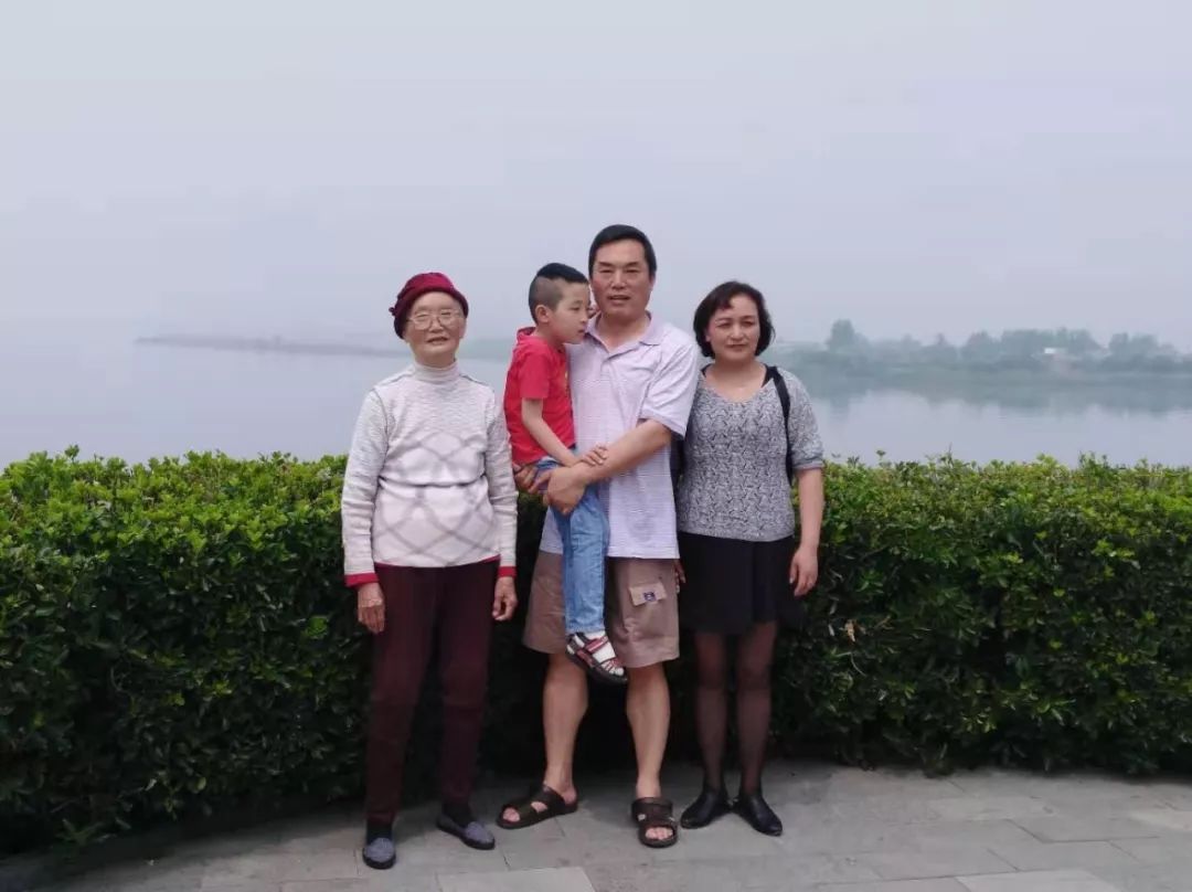 孩子16岁了才发现是自闭症,20岁的儿子重度自闭症