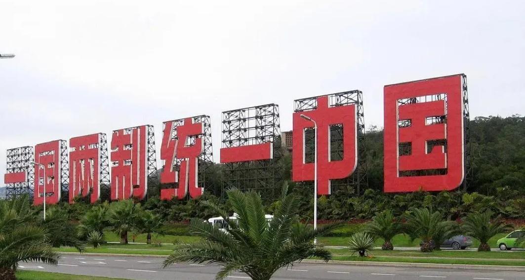 6月3日消息：美军机抵近山东舰，歼16没给歼15机会，与美机拼*刀刺**