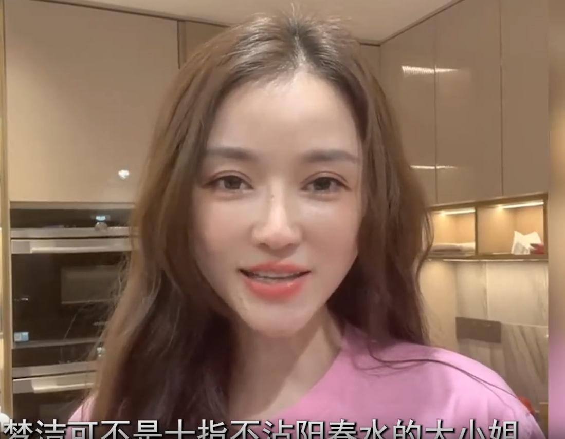 6个孩子每人配一个保姆，这位宝妈好奢侈，嫁亿万富豪住千平豪宅