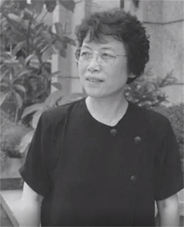 *颖超邓**去世，聂帅女儿聂力哭着扑向骨灰盒：邓妈妈再让我吻你一次