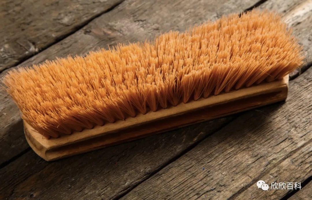 羽绒服跑绒到毛衣上怎么清理,羽绒服跑毛怎么处理干净