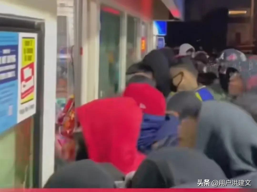 手持尖刀深夜抢劫便利店,三个青年深夜抢劫便利店