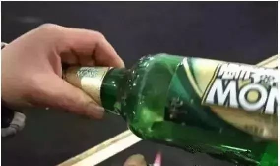 啤酒瓶做帝王绿翡翠,高人拿啤酒瓶做翡翠