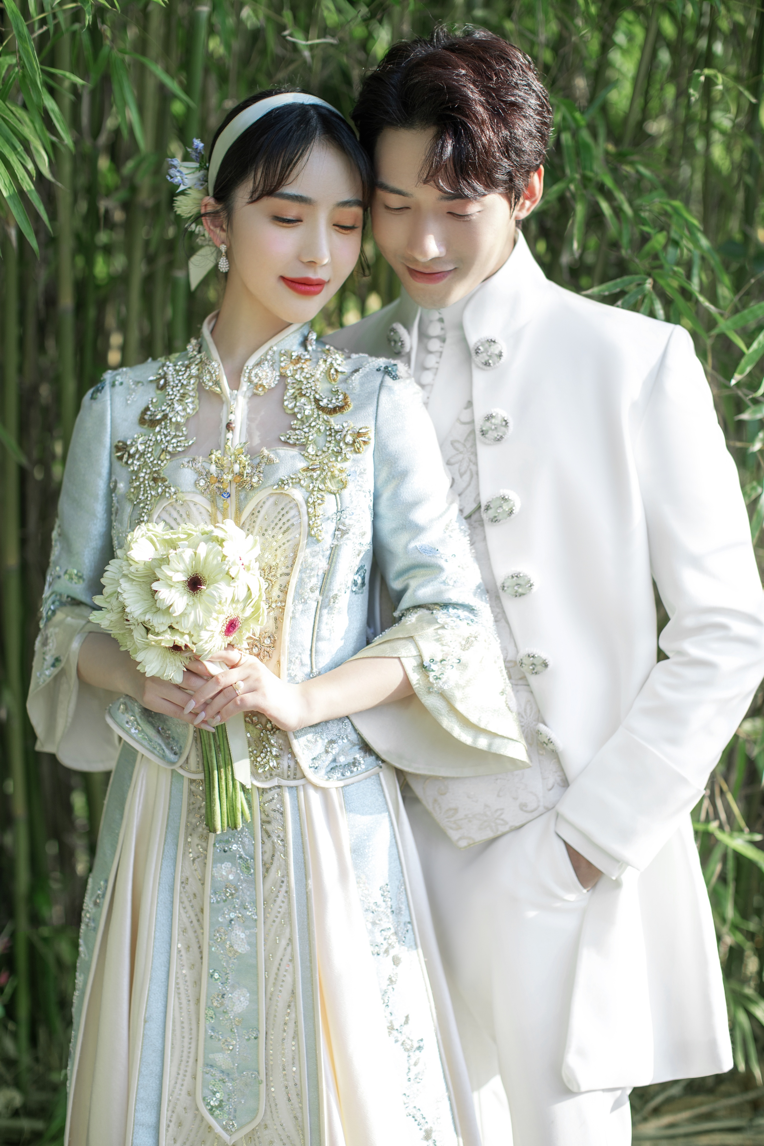 女生婚纱胸贴正确穿法,婚纱胸贴的正确穿戴示范