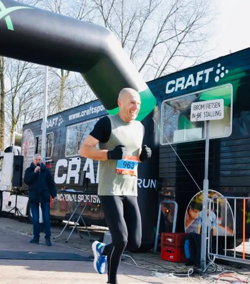 罗本参加马拉松不到3小时内完赛,2024鹿特丹马拉松罗本