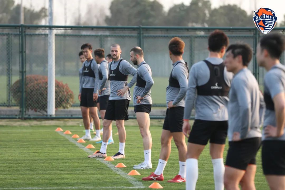 中超江苏对上港直播,津门虎兵抵苏州备战中超