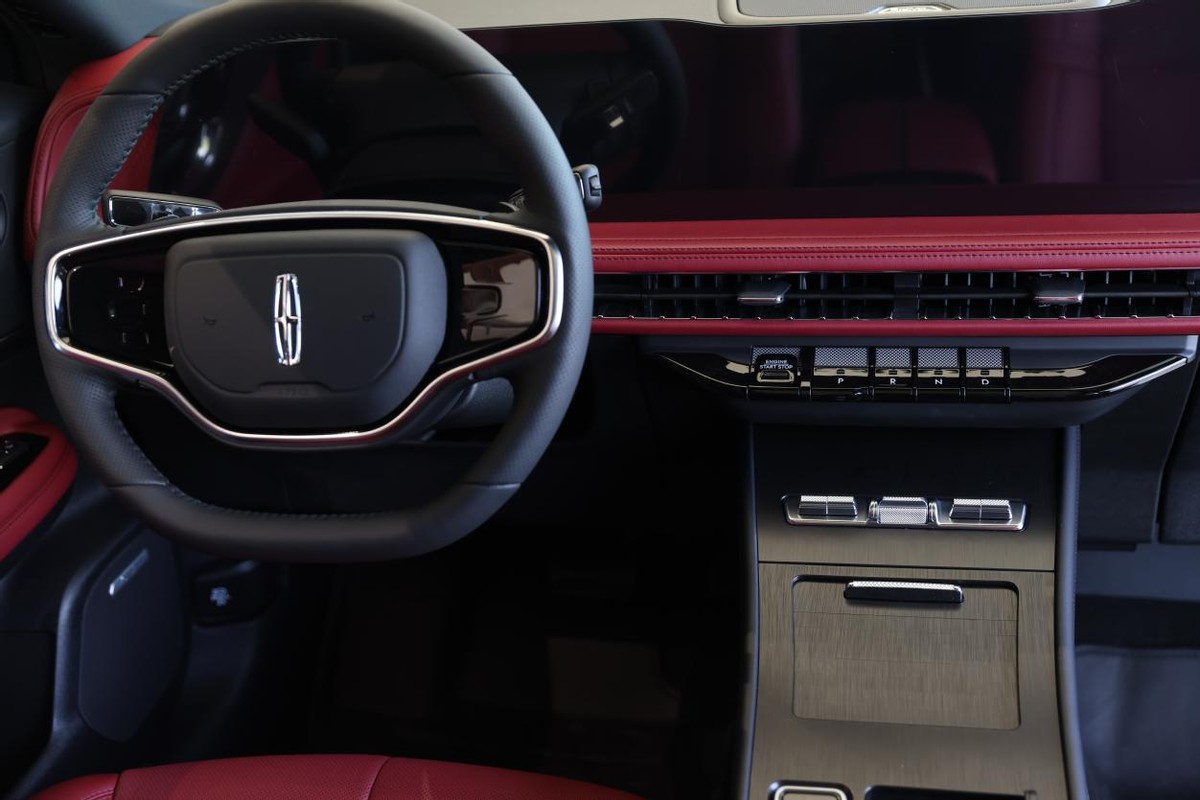 新款林肯冒险家与宝马x1哪个好,林肯冒险家pk新款宝马x1