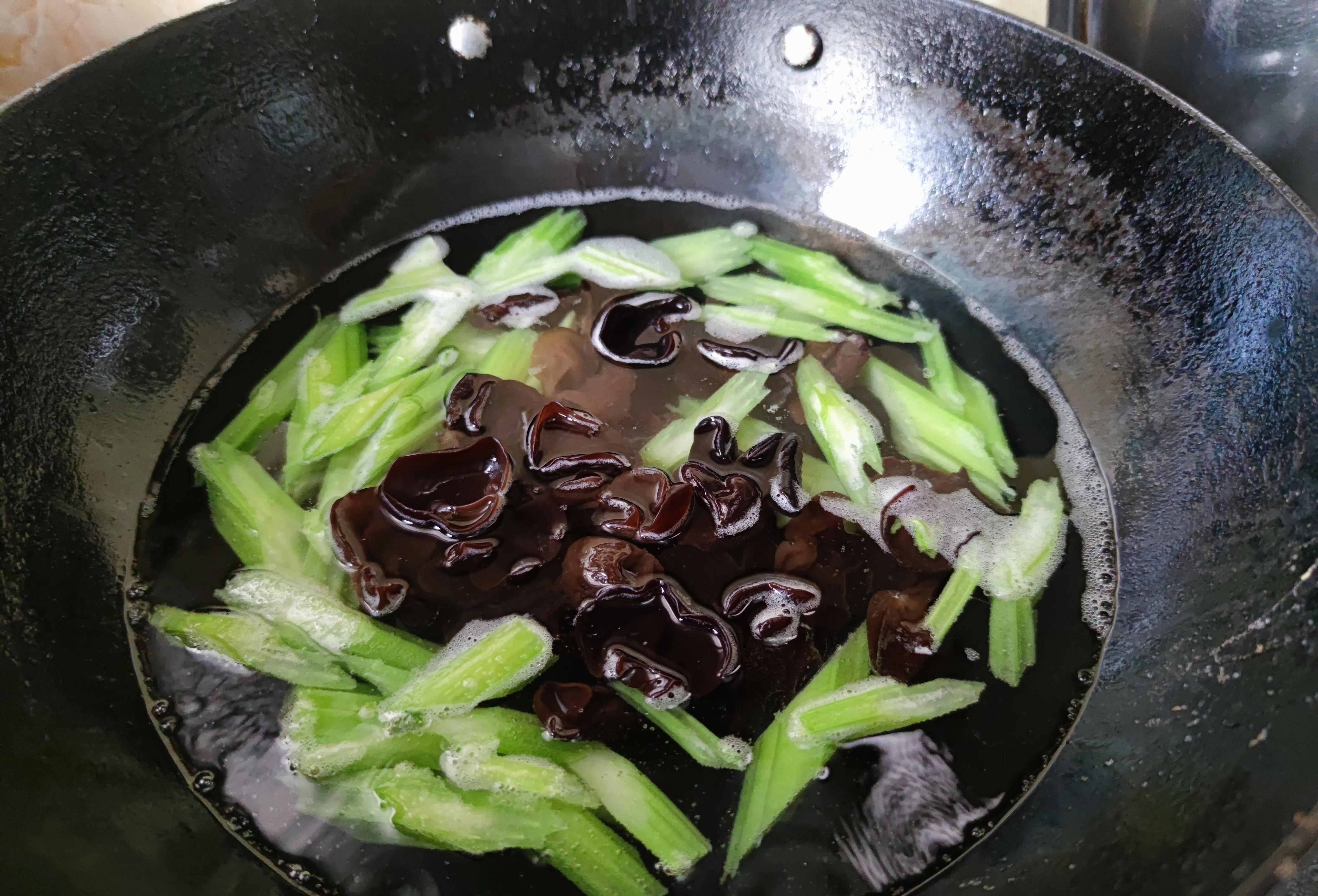 夏季养生应少吃这3种寒性食物,明日入伏建议大家少吃绿豆和生姜