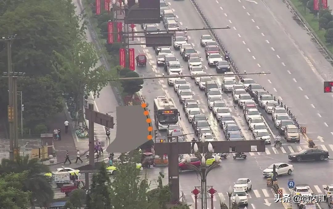 内江司机们注意！万达广场外设了一条“新”车道——