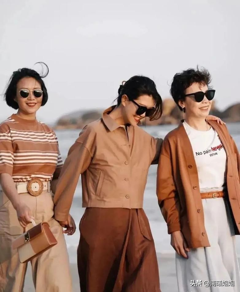 奔五的女人还适合穿大红色卫衣吗,新年穿新色这10种显白时尚又高级