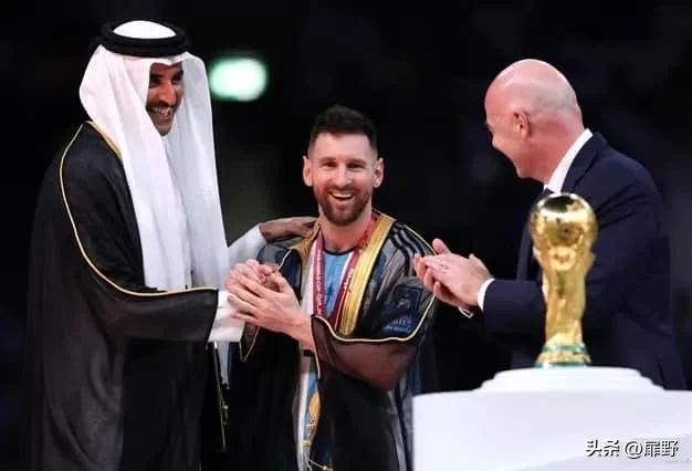 梅西昨晚球王登基，黑袍抢戏！网友：颜色不好看，不喜庆？