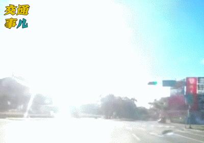 一组动图警示你：迎着阳光开车，刺眼的光线容易干扰司机的判断，阳光直射的时候记得戴好太阳镜放下遮阳板