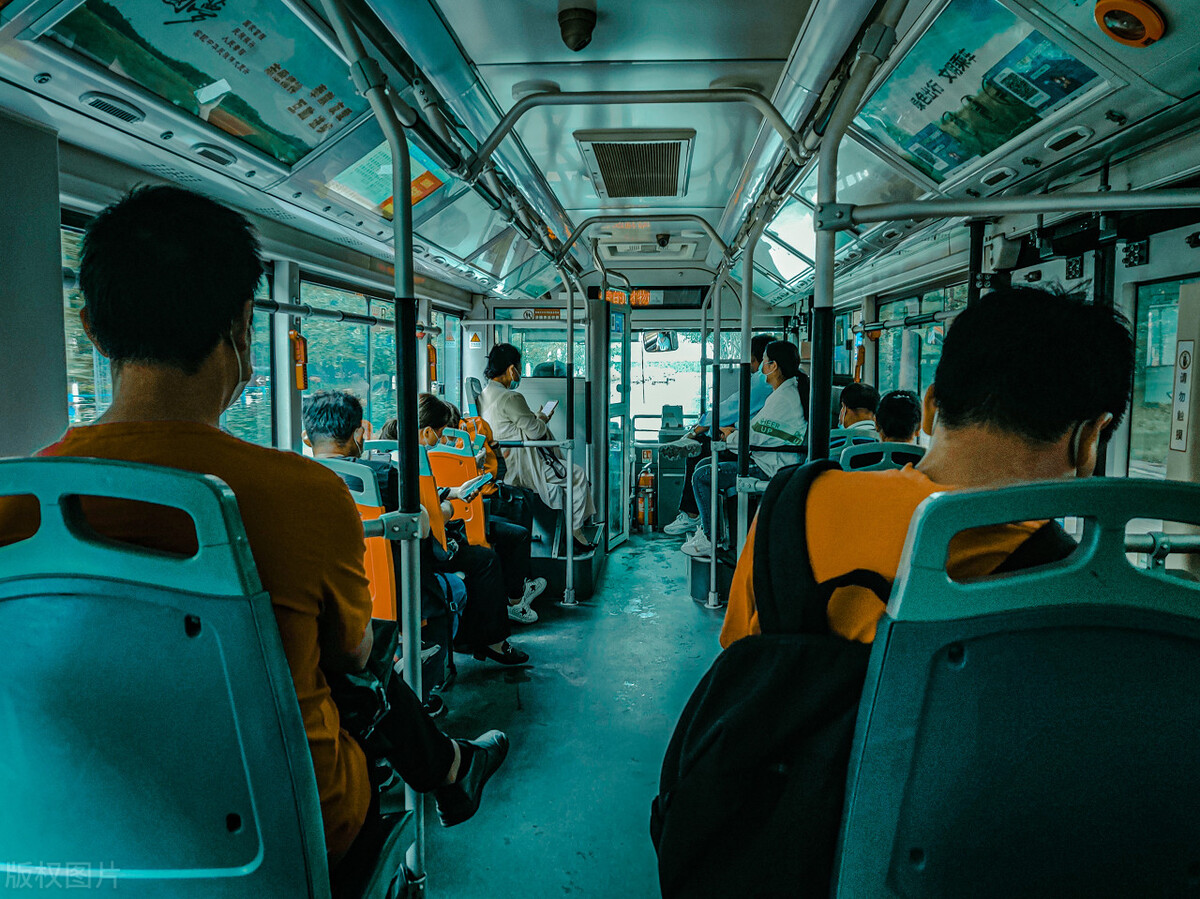 公交女司机意外怀孕，没把留院观察当回事，上班时乘客提醒她屁股底下都是血