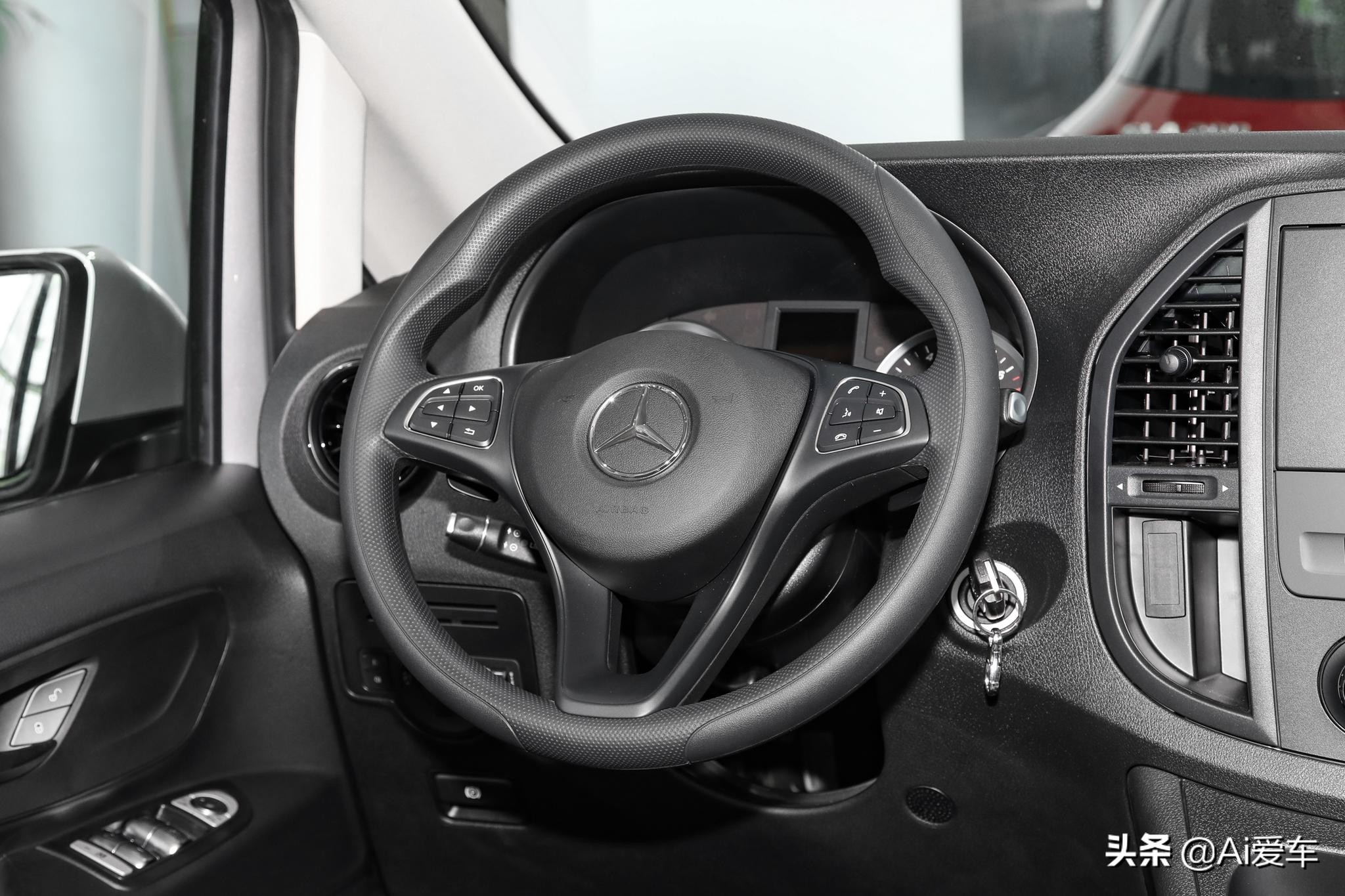最便宜的奔驰自动挡二手车,2023款奔驰威霆7座原车内饰啥样的