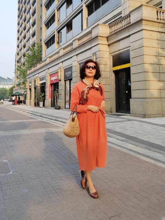 女人上了年纪尽量少穿这四种鞋,女人上了年纪少穿4种鞋裙子搭配