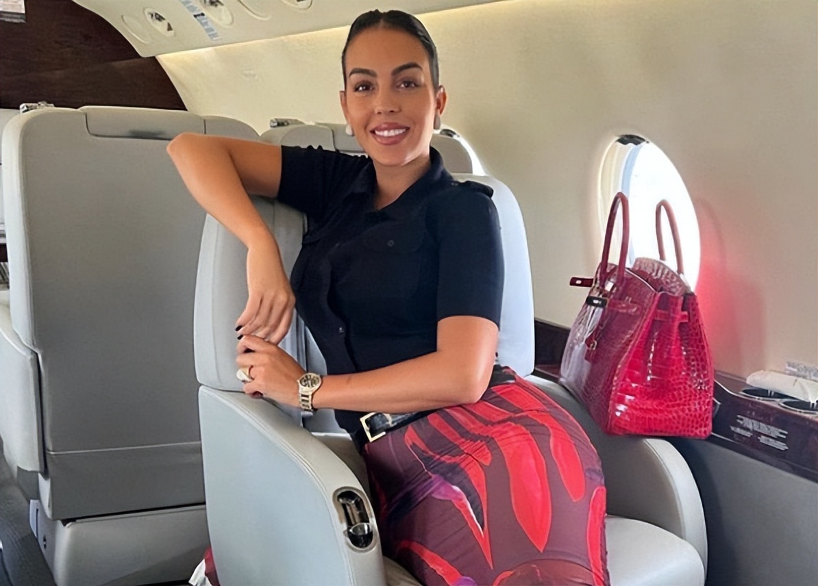 c罗女友乔治娜出席c罗颁奖典礼,乔治娜成为c罗未婚妻后晒珠宝