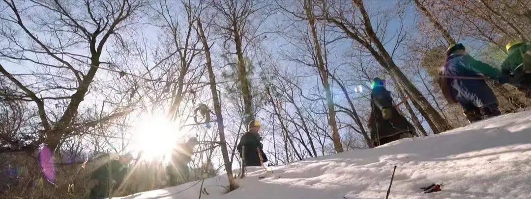 为什么一笑就爱掉眼泪,一笑掉眼泪正常吗