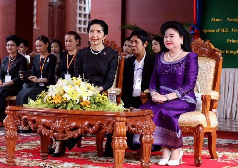 泰国第一夫人美出圈，盛装出席APEC晚宴，行屈膝时宛如童话公主