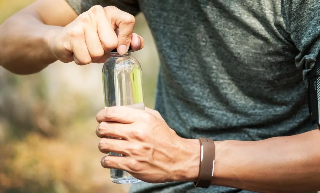 15块钱一瓶的矿泉水蓝色,15元一瓶的矿泉水