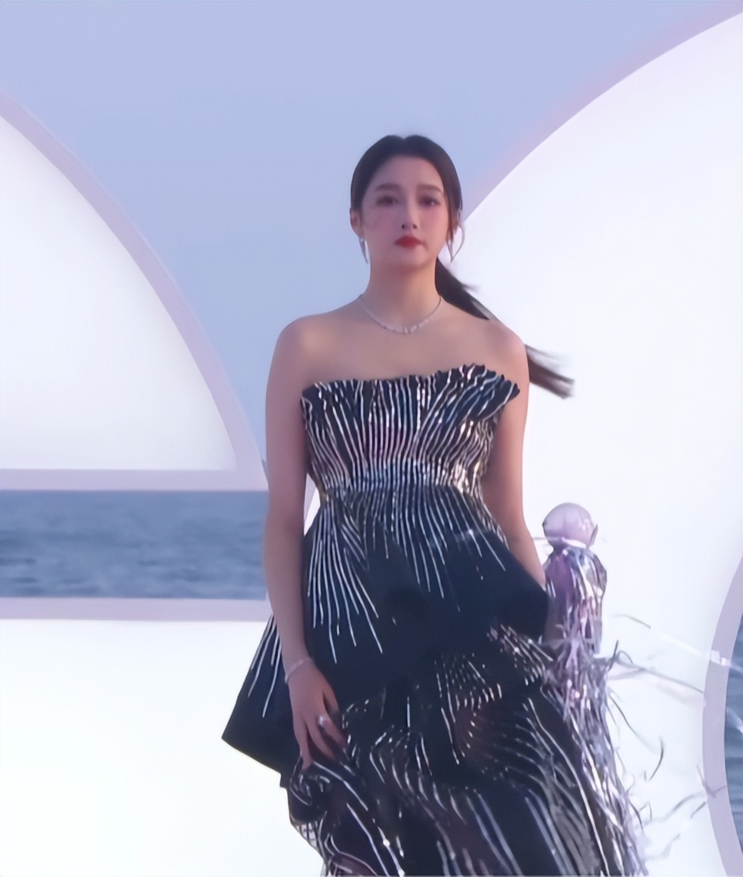 关晓彤为谁挡热搜,关晓彤烂大街造型