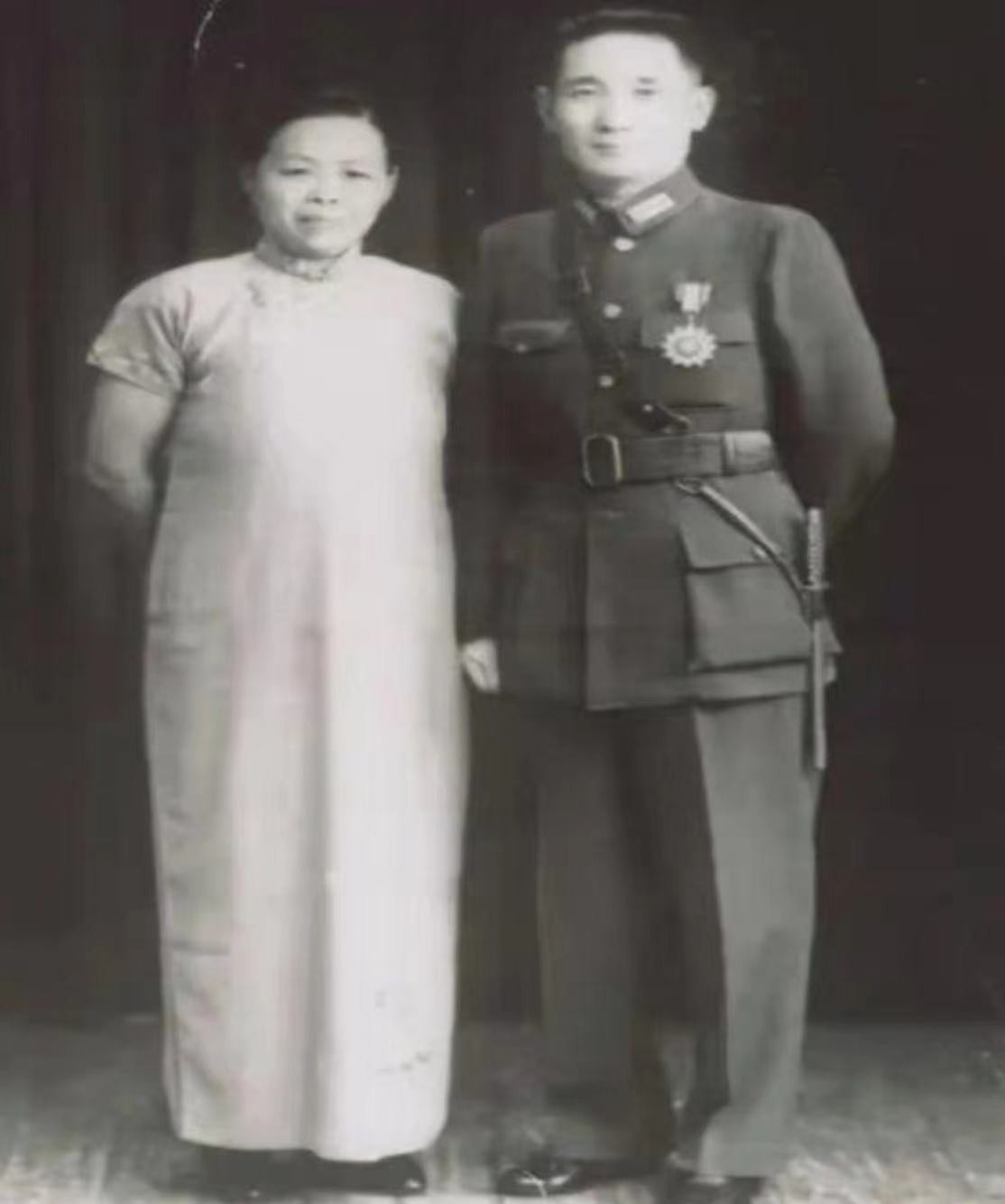 1949年确定新中国名字时，张治中提议减掉2个字，毛主席为何赞同