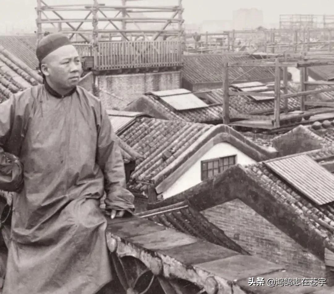 清末老照片地主婆叼着烟坐姿霸气,清末士绅高清老照片