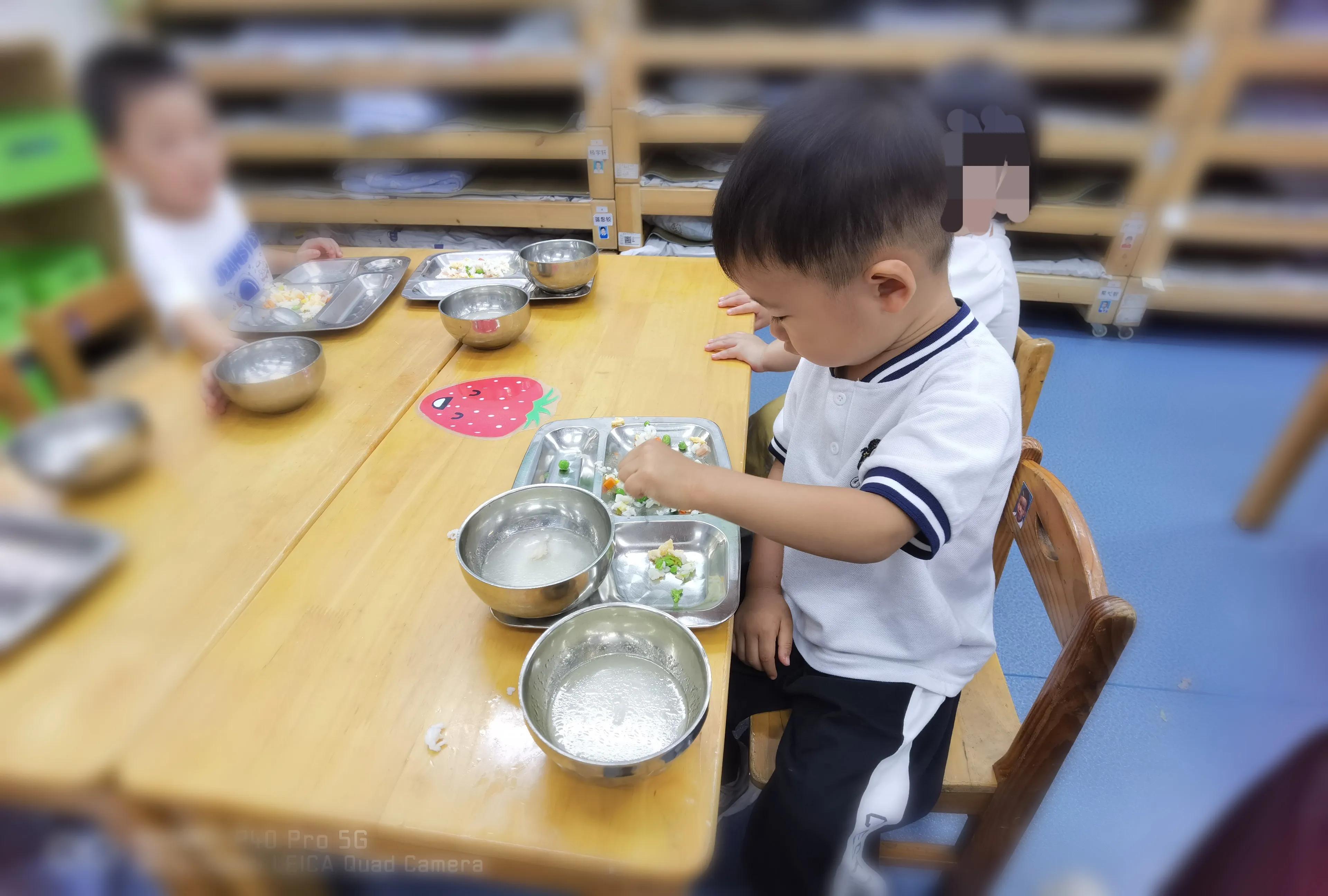 顺顺宝宝上幼儿园的第二个半天就流鼻涕咳嗽，但很快好起来2022.9