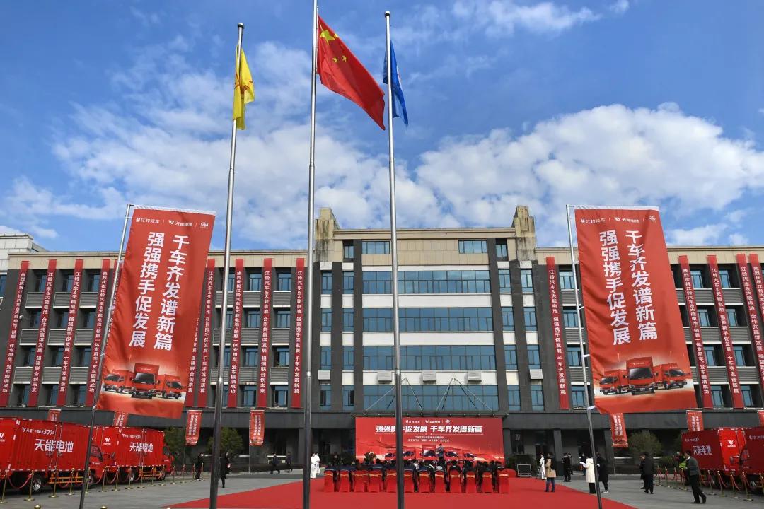 江铃顺达双排3.3米轻卡报价及载重,江铃顺达国六轻卡2022款3.7米