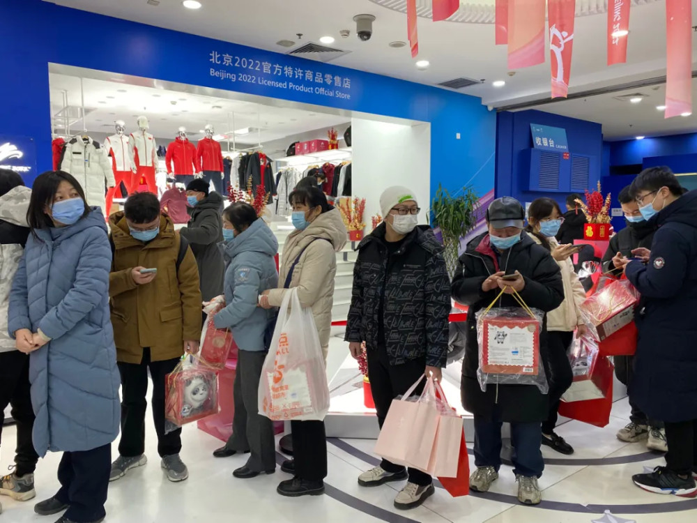 我在寒风中排队3小时,冻成冰墩墩,也没抢到冰墩墩