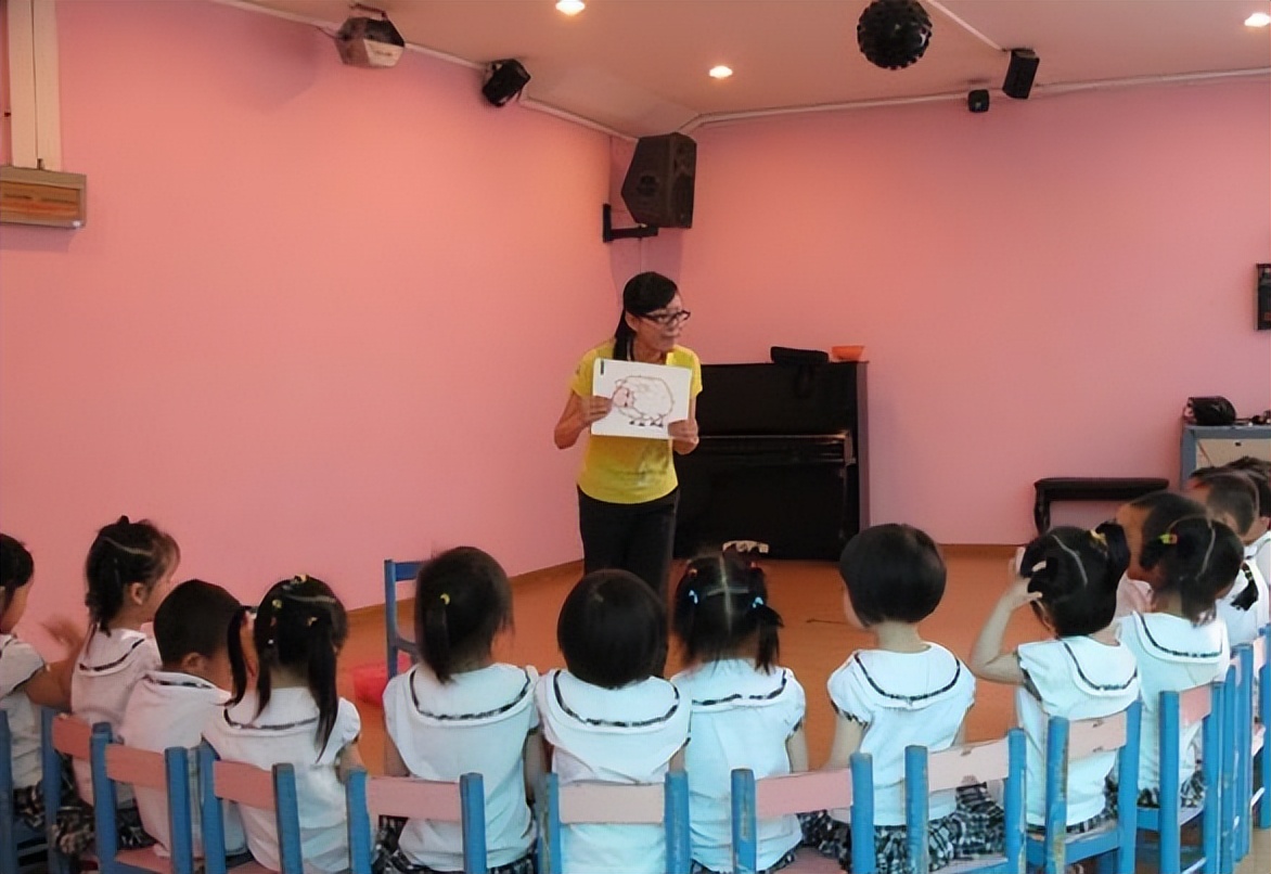 女幼师课上扒光4岁男童上衣，另有一名老师旁观，后续处理来了